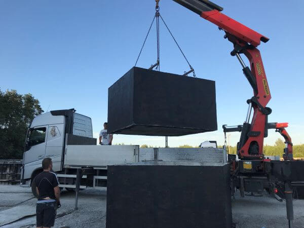 Załadunek szamba betonowego na samochód